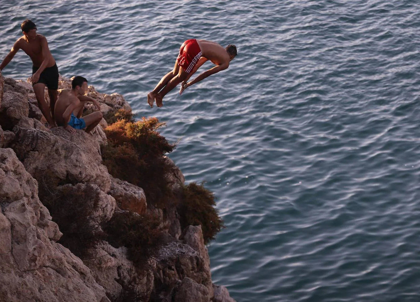 El Peñón de Salobreña se convierte cada verano en un trampolín natural desde el que los bañistas rivalizan en audacia con saltos no exentos de peligro