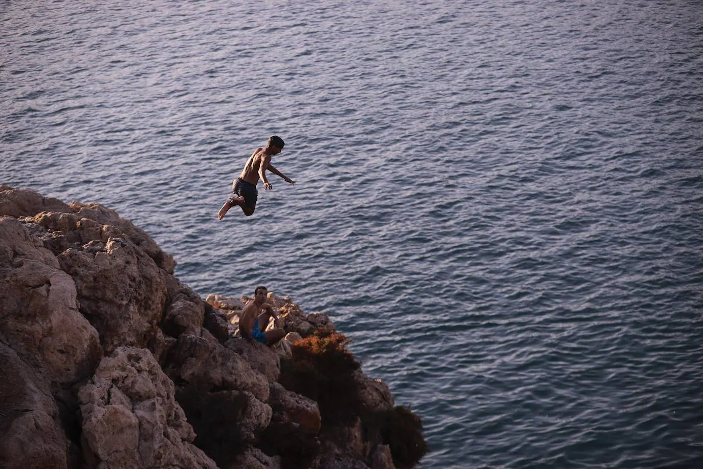El Peñón de Salobreña se convierte cada verano en un trampolín natural desde el que los bañistas rivalizan en audacia con saltos no exentos de peligro