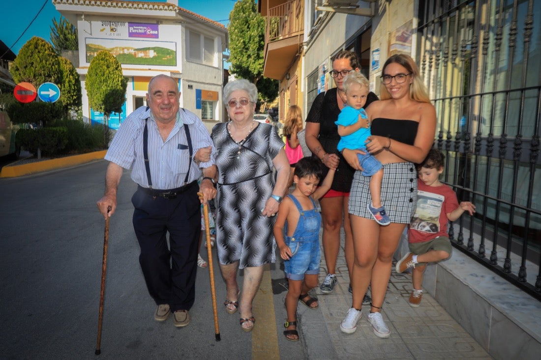 Varias generaciones caminan juntas.