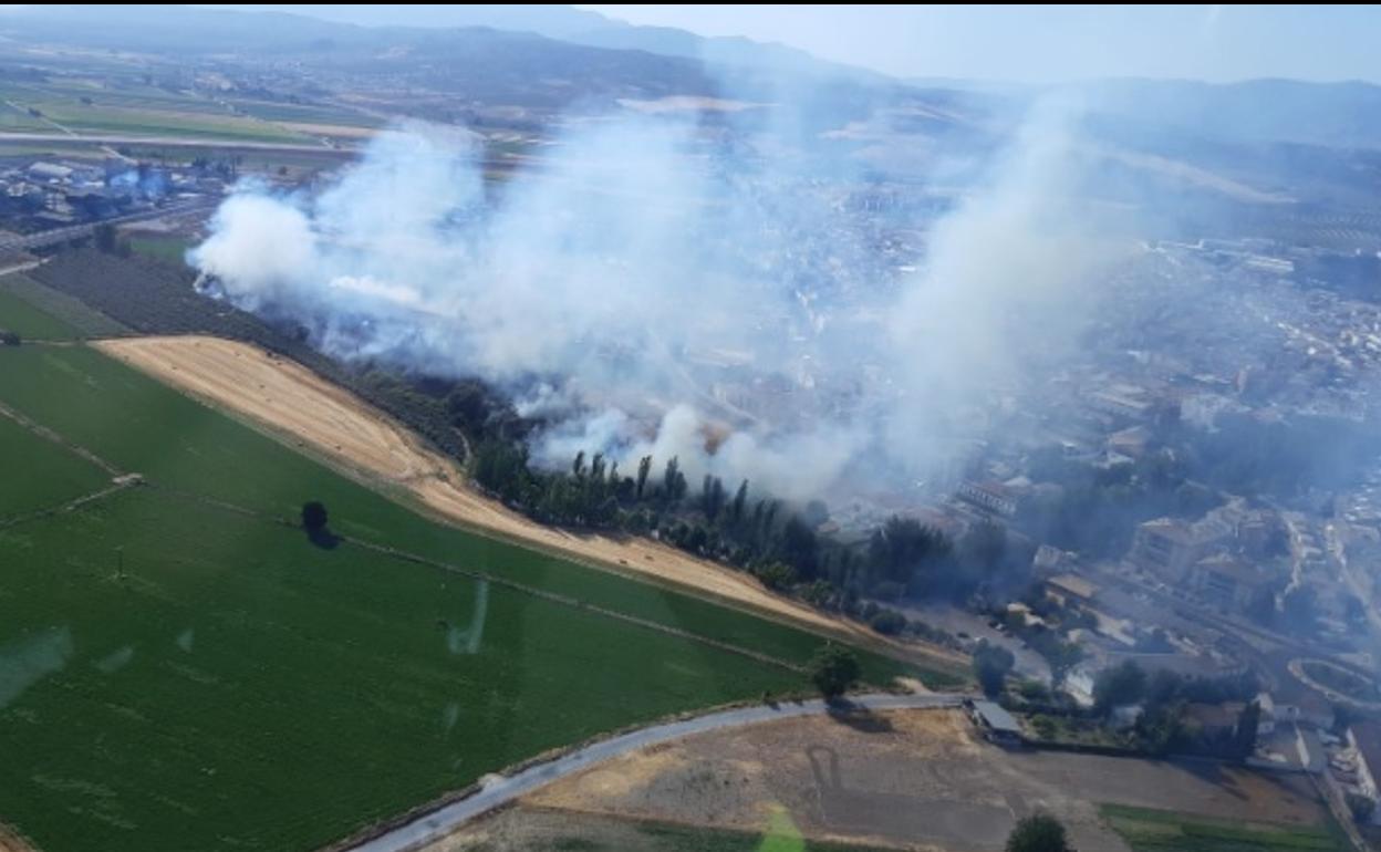Vista aérea del fuego en Pinos Puente.