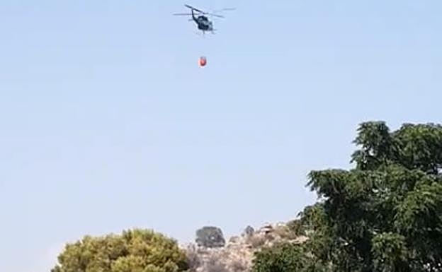 Un helicóptero sofoca el fuego en Vélez.
