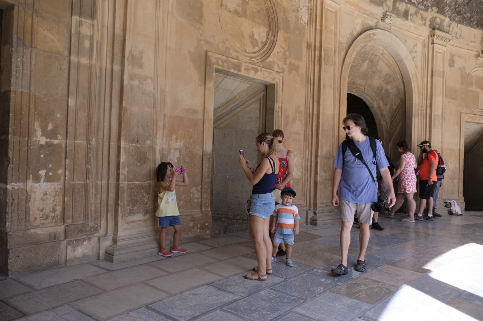 El conjunto monumental se llena de visitantes que desean conocer su riqueza histórica. 