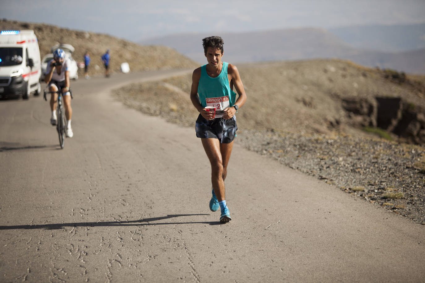Cerca de un millar de corredores han participado hoy en una prueba que ha estado marcada por el fuerte viento en cotas altas. Juan Fernández se ha sacado la espina de 2018, cuando fue segundo, mientras que la hispano ecuatoriana Janine Lima se ha llevado su tercera victoria en el Veleta