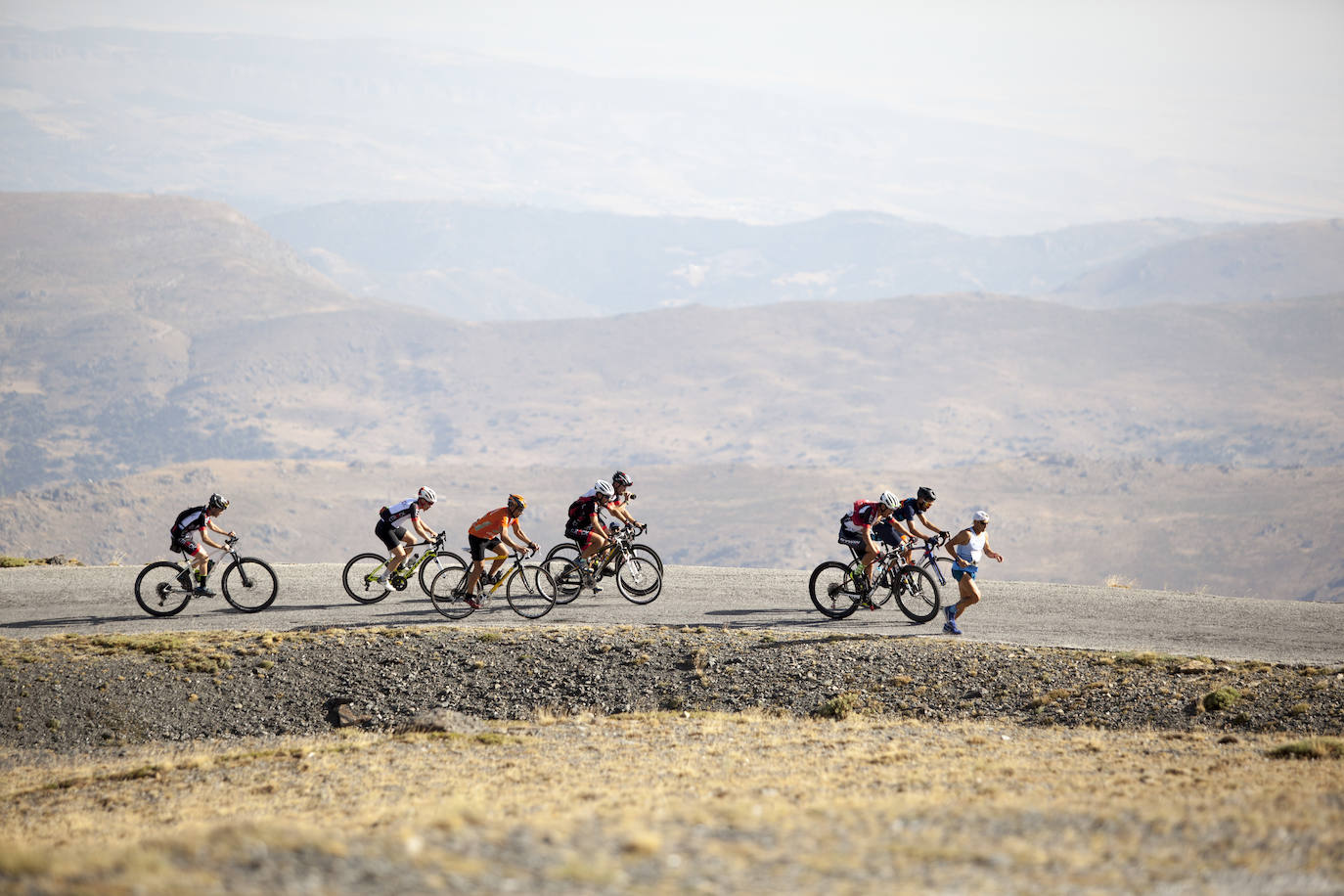 Cerca de un millar de corredores han participado hoy en una prueba que ha estado marcada por el fuerte viento en cotas altas. Juan Fernández se ha sacado la espina de 2018, cuando fue segundo, mientras que la hispano ecuatoriana Janine Lima se ha llevado su tercera victoria en el Veleta