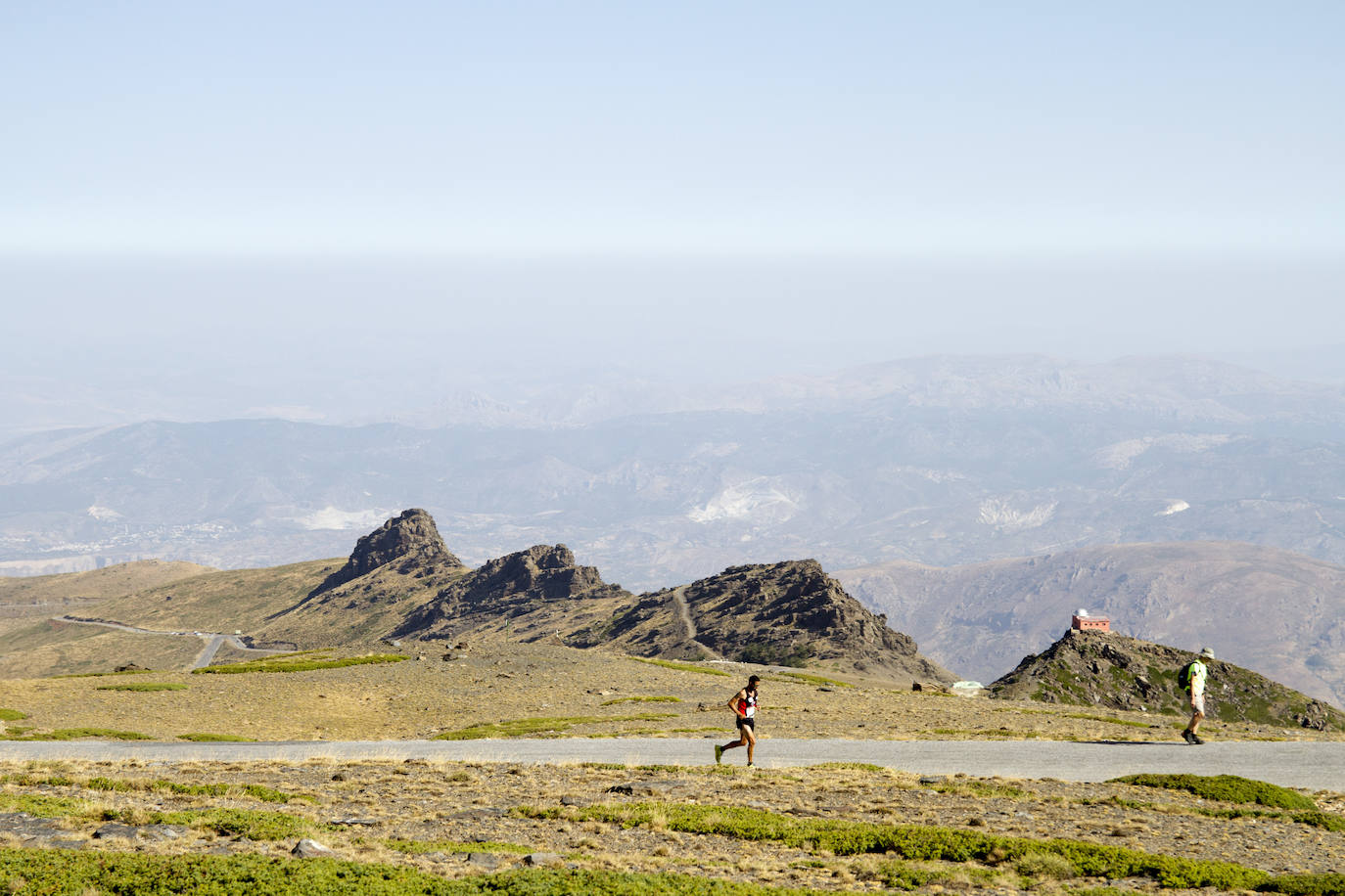 Cerca de un millar de corredores han participado hoy en una prueba que ha estado marcada por el fuerte viento en cotas altas. Juan Fernández se ha sacado la espina de 2018, cuando fue segundo, mientras que la hispano ecuatoriana Janine Lima se ha llevado su tercera victoria en el Veleta