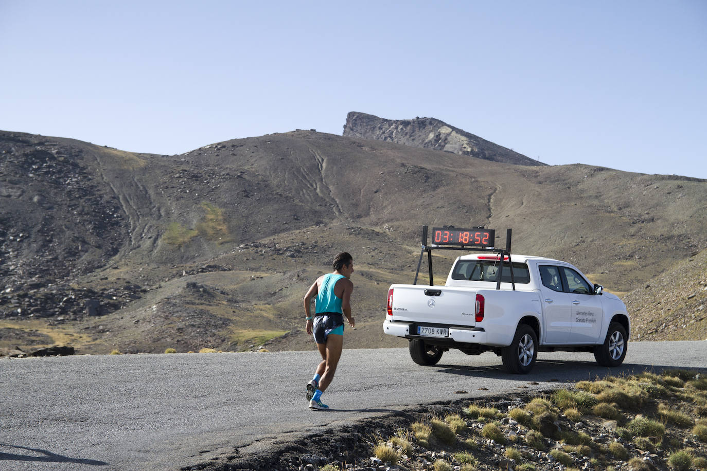 Cerca de un millar de corredores han participado hoy en una prueba que ha estado marcada por el fuerte viento en cotas altas. Juan Fernández se ha sacado la espina de 2018, cuando fue segundo, mientras que la hispano ecuatoriana Janine Lima se ha llevado su tercera victoria en el Veleta