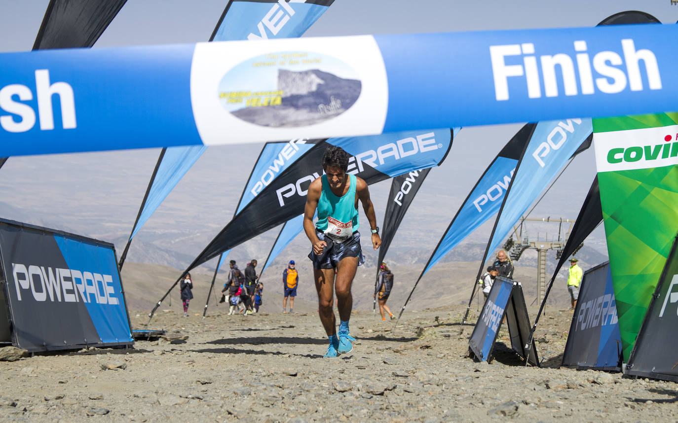 Cerca de un millar de corredores han participado hoy en una prueba que ha estado marcada por el fuerte viento en cotas altas. Juan Fernández se ha sacado la espina de 2018, cuando fue segundo, mientras que la hispano ecuatoriana Janine Lima se ha llevado su tercera victoria en el Veleta