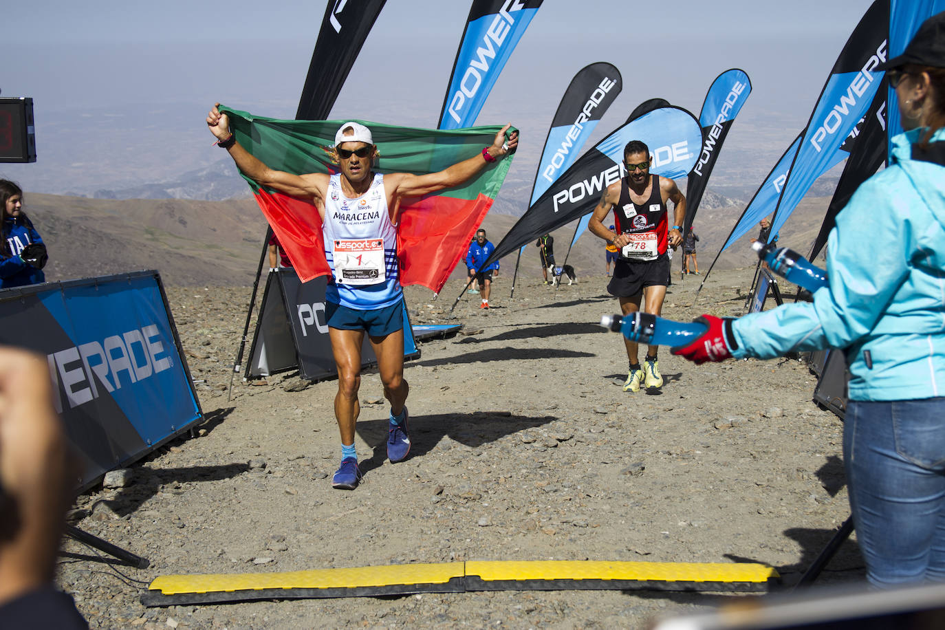 Cerca de un millar de corredores han participado hoy en una prueba que ha estado marcada por el fuerte viento en cotas altas. Juan Fernández se ha sacado la espina de 2018, cuando fue segundo, mientras que la hispano ecuatoriana Janine Lima se ha llevado su tercera victoria en el Veleta