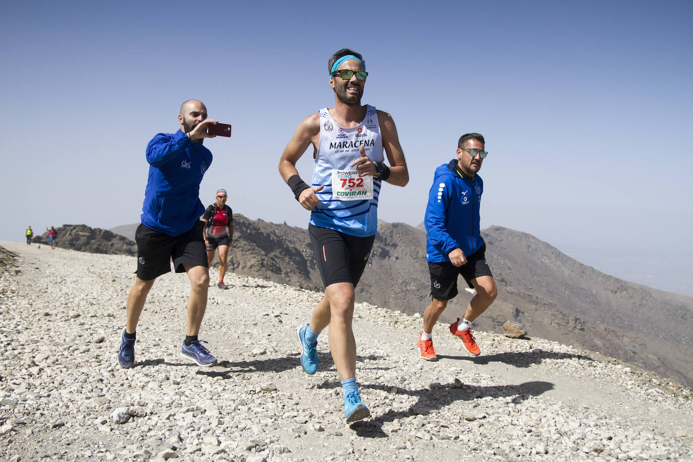 Cerca de un millar de corredores han participado hoy en una prueba que ha estado marcada por el fuerte viento en cotas altas. Juan Fernández se ha sacado la espina de 2018, cuando fue segundo, mientras que la hispano ecuatoriana Janine Lima se ha llevado su tercera victoria en el Veleta