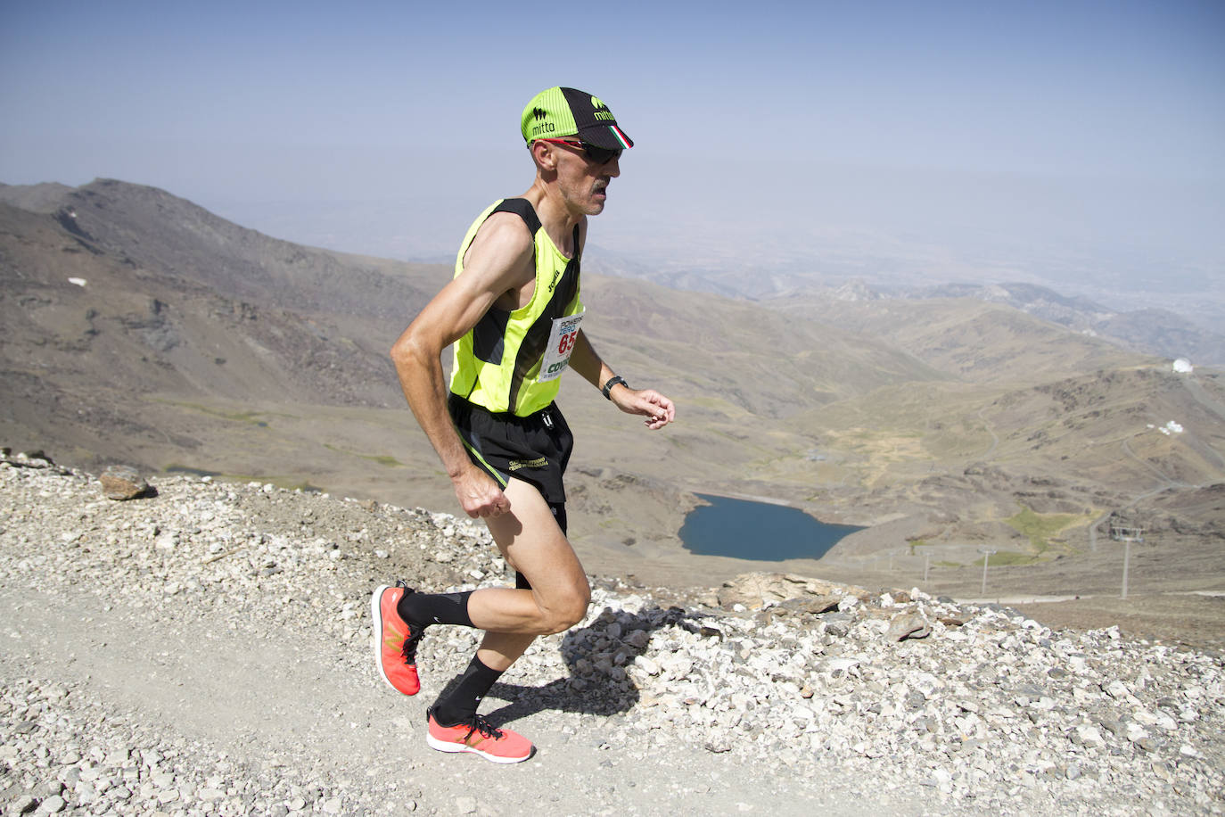 Cerca de un millar de corredores han participado hoy en una prueba que ha estado marcada por el fuerte viento en cotas altas. Juan Fernández se ha sacado la espina de 2018, cuando fue segundo, mientras que la hispano ecuatoriana Janine Lima se ha llevado su tercera victoria en el Veleta