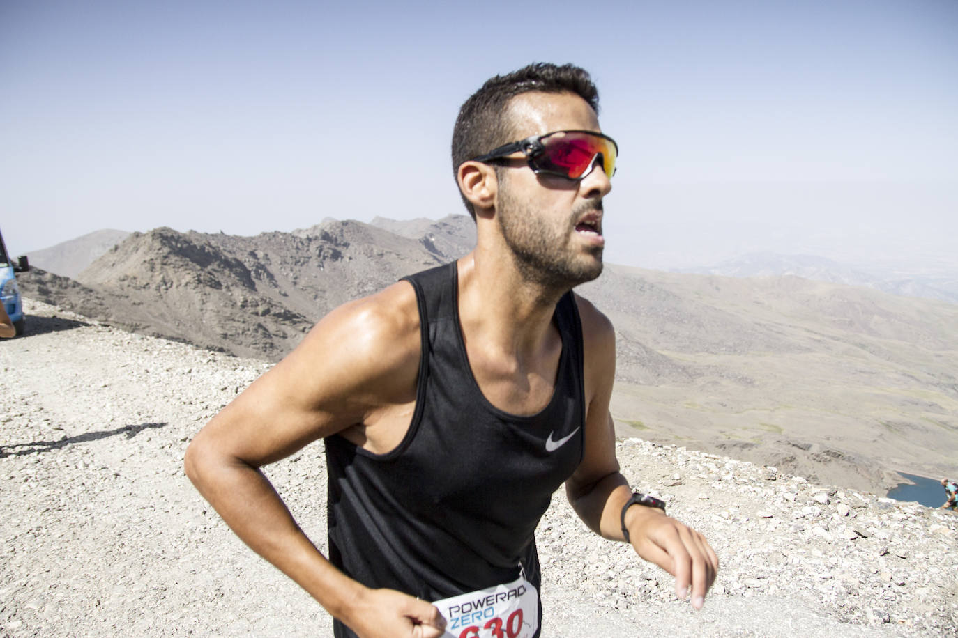 Cerca de un millar de corredores han participado hoy en una prueba que ha estado marcada por el fuerte viento en cotas altas. Juan Fernández se ha sacado la espina de 2018, cuando fue segundo, mientras que la hispano ecuatoriana Janine Lima se ha llevado su tercera victoria en el Veleta