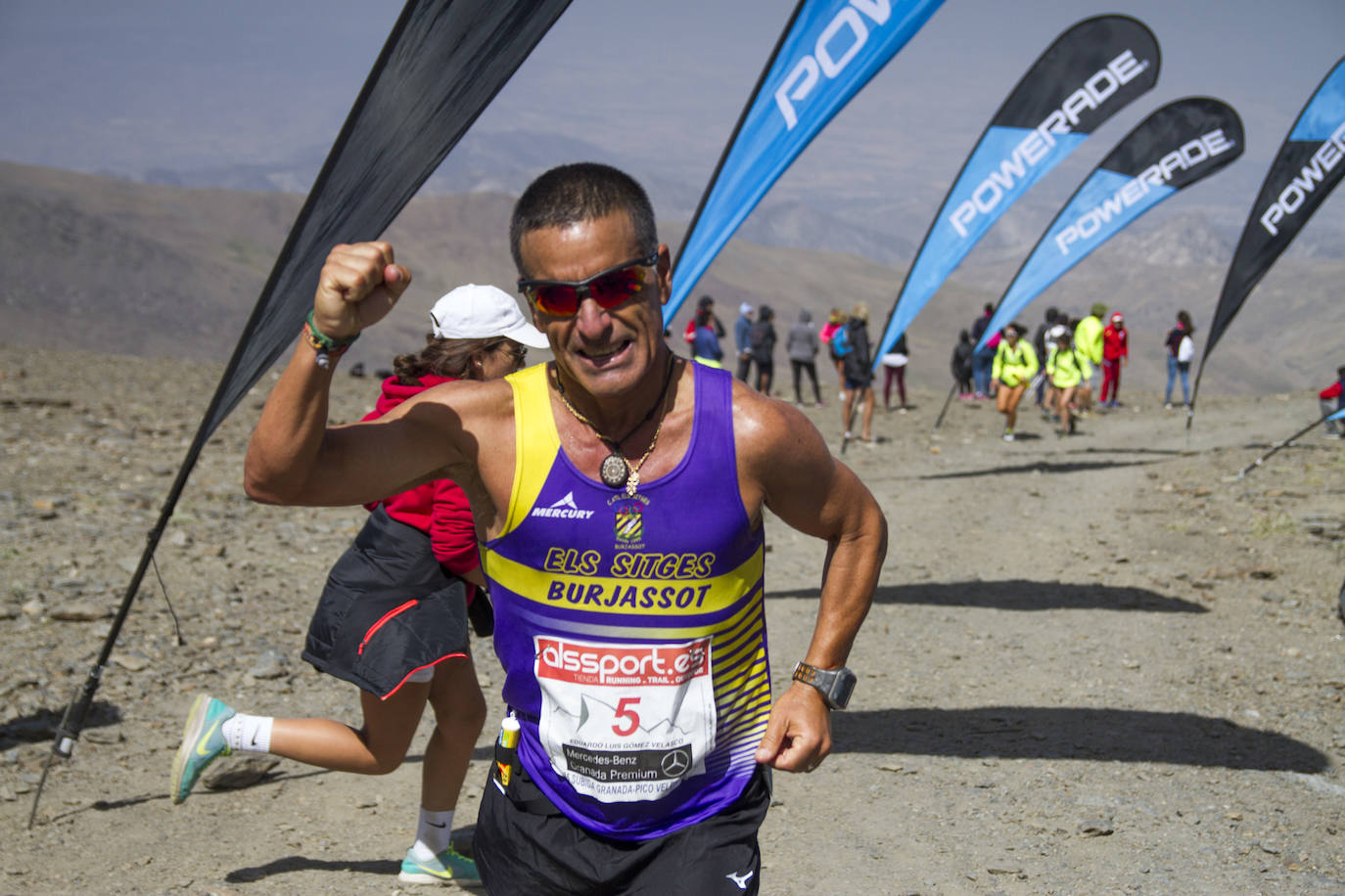 Cerca de un millar de corredores han participado hoy en una prueba que ha estado marcada por el fuerte viento en cotas altas. Juan Fernández se ha sacado la espina de 2018, cuando fue segundo, mientras que la hispano ecuatoriana Janine Lima se ha llevado su tercera victoria en el Veleta