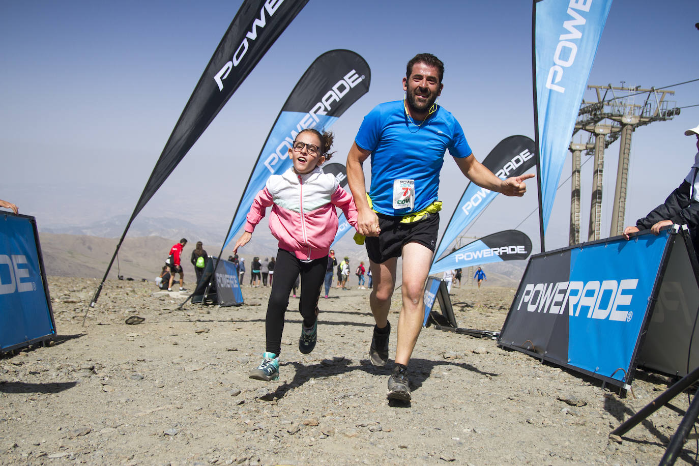 Cerca de un millar de corredores han participado hoy en una prueba que ha estado marcada por el fuerte viento en cotas altas. Juan Fernández se ha sacado la espina de 2018, cuando fue segundo, mientras que la hispano ecuatoriana Janine Lima se ha llevado su tercera victoria en el Veleta