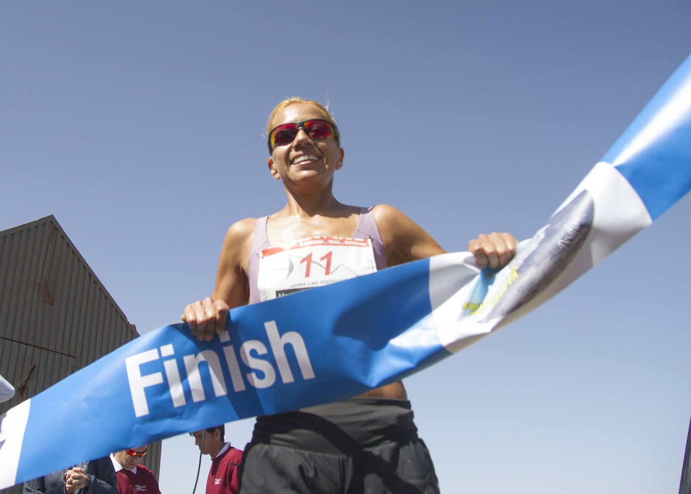 Cerca de un millar de corredores han participado hoy en una prueba que ha estado marcada por el fuerte viento en cotas altas. Juan Fernández se ha sacado la espina de 2018, cuando fue segundo, mientras que la hispano ecuatoriana Janine Lima se ha llevado su tercera victoria en el Veleta