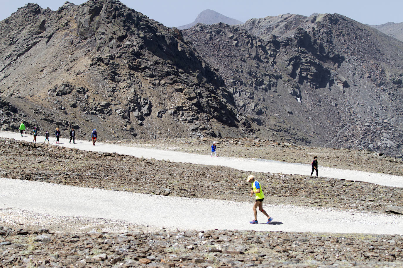 Cerca de un millar de corredores han participado hoy en una prueba que ha estado marcada por el fuerte viento en cotas altas. Juan Fernández se ha sacado la espina de 2018, cuando fue segundo, mientras que la hispano ecuatoriana Janine Lima se ha llevado su tercera victoria en el Veleta