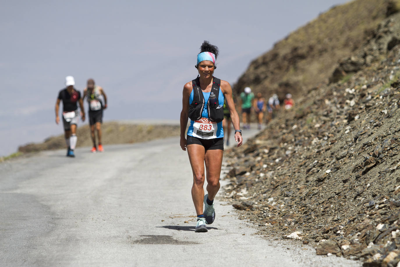 Cerca de un millar de corredores han participado hoy en una prueba que ha estado marcada por el fuerte viento en cotas altas. Juan Fernández se ha sacado la espina de 2018, cuando fue segundo, mientras que la hispano ecuatoriana Janine Lima se ha llevado su tercera victoria en el Veleta