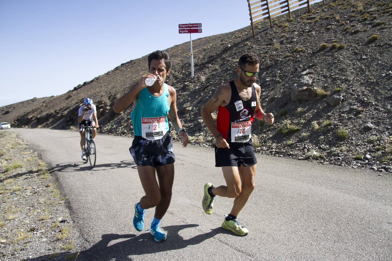 Cerca de un millar de corredores han participado hoy en una prueba que ha estado marcada por el fuerte viento en cotas altas. Juan Fernández se ha sacado la espina de 2018, cuando fue segundo, mientras que la hispano ecuatoriana Janine Lima se ha llevado su tercera victoria en el Veleta
