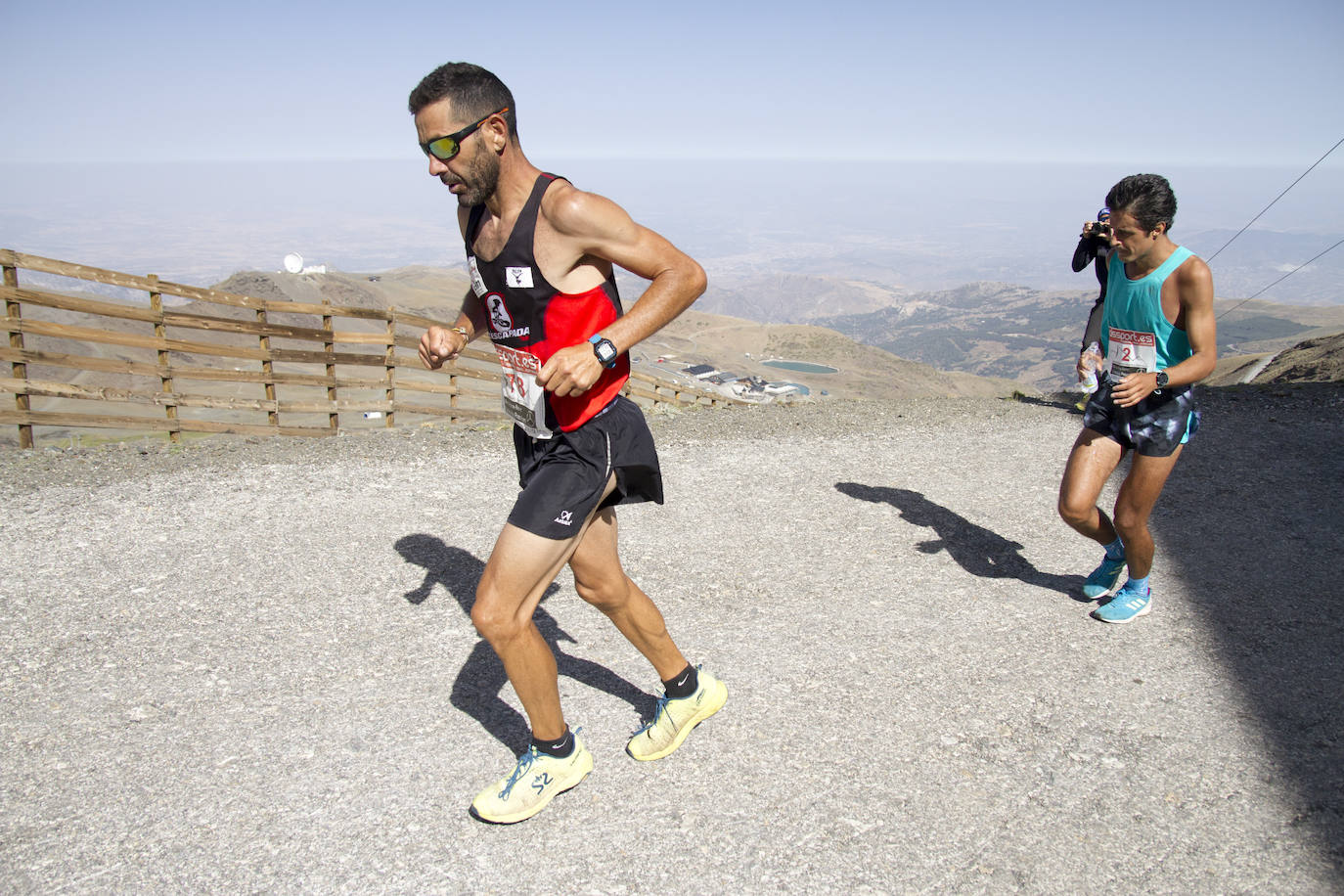 Cerca de un millar de corredores han participado hoy en una prueba que ha estado marcada por el fuerte viento en cotas altas. Juan Fernández se ha sacado la espina de 2018, cuando fue segundo, mientras que la hispano ecuatoriana Janine Lima se ha llevado su tercera victoria en el Veleta