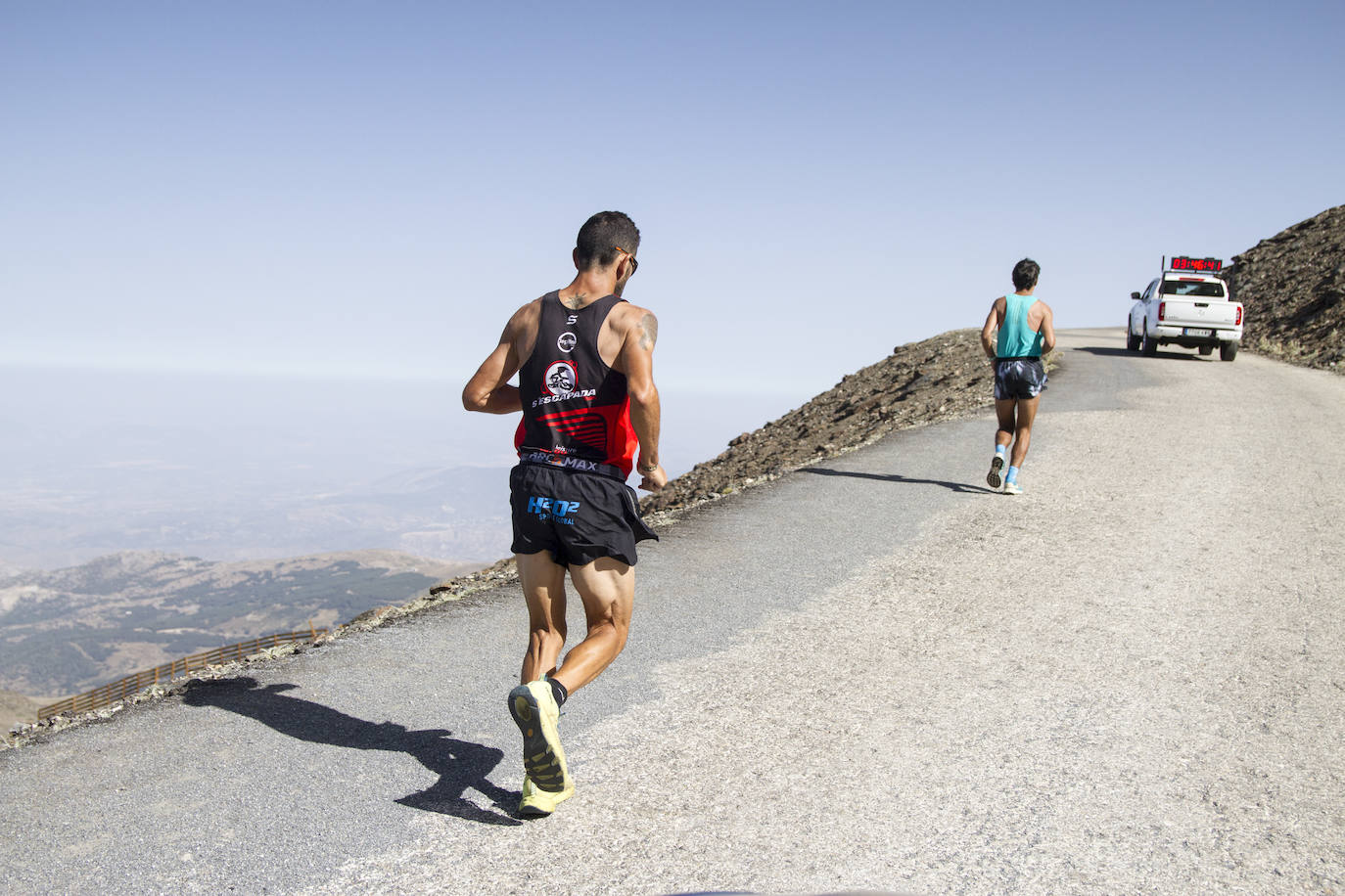 Cerca de un millar de corredores han participado hoy en una prueba que ha estado marcada por el fuerte viento en cotas altas. Juan Fernández se ha sacado la espina de 2018, cuando fue segundo, mientras que la hispano ecuatoriana Janine Lima se ha llevado su tercera victoria en el Veleta