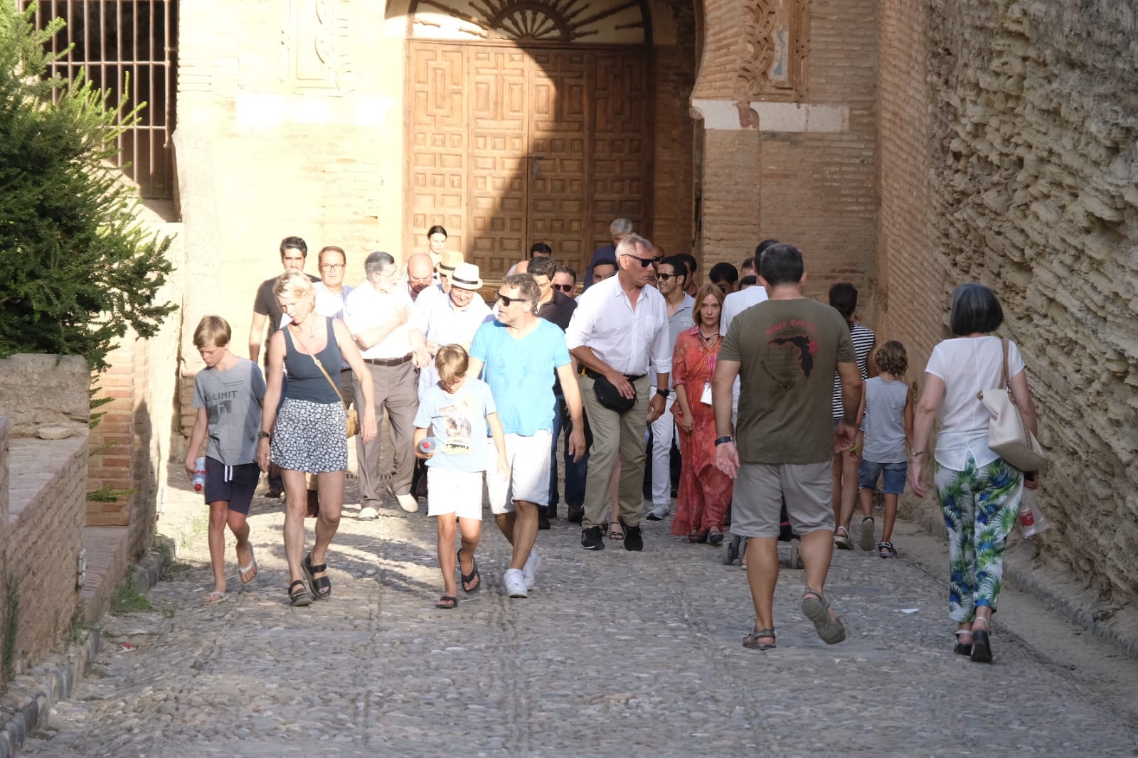 Mansour bin Zayed Al-Nahyan ha pasado por el Parador de Granada antes de realizar su visita guiada por el monumento nazarí