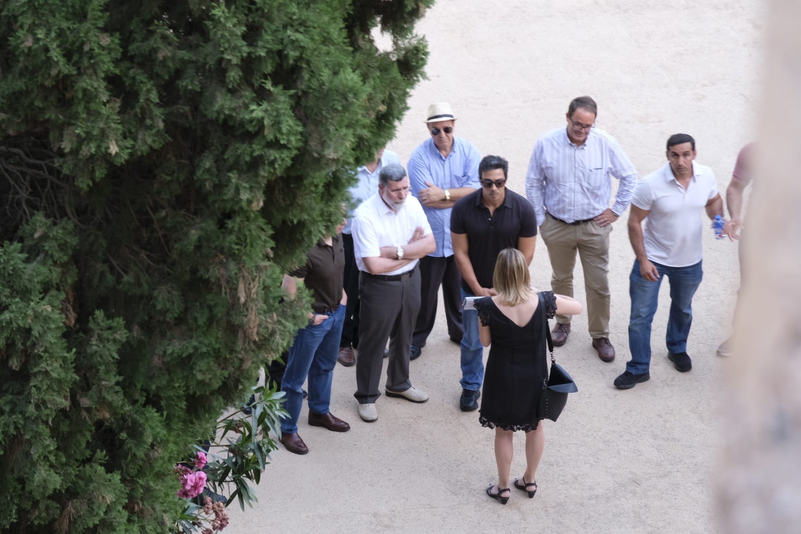 Mansour bin Zayed Al-Nahyan ha pasado por el Parador de Granada antes de realizar su visita guiada por el monumento nazarí