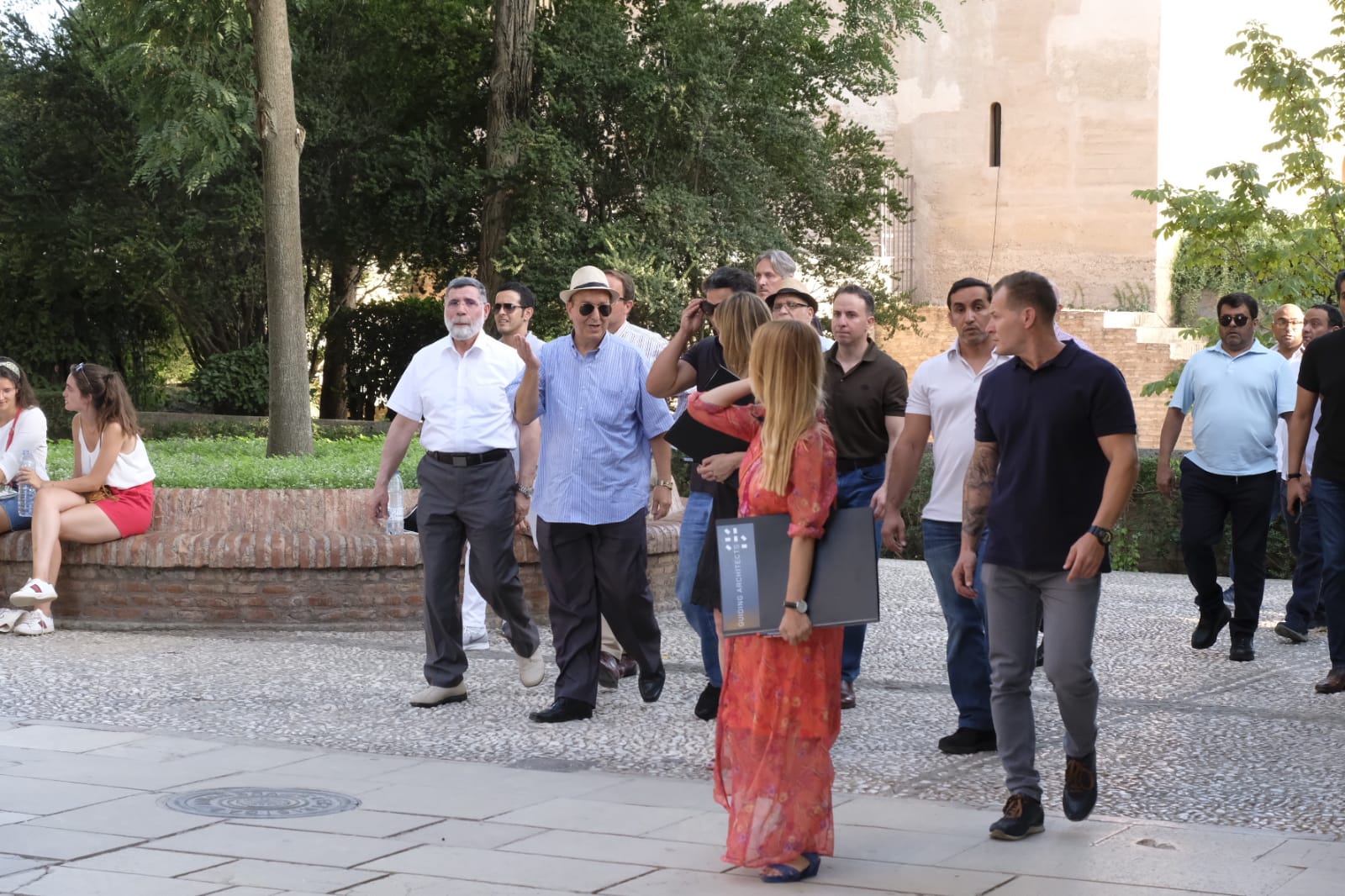 Mansour bin Zayed Al-Nahyan ha pasado por el Parador de Granada antes de realizar su visita guiada por el monumento nazarí