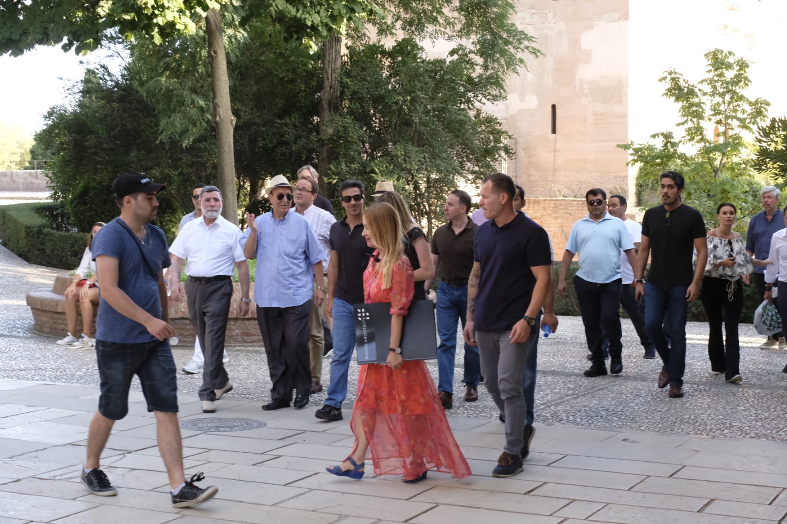 Mansour bin Zayed Al-Nahyan ha pasado por el Parador de Granada antes de realizar su visita guiada por el monumento nazarí