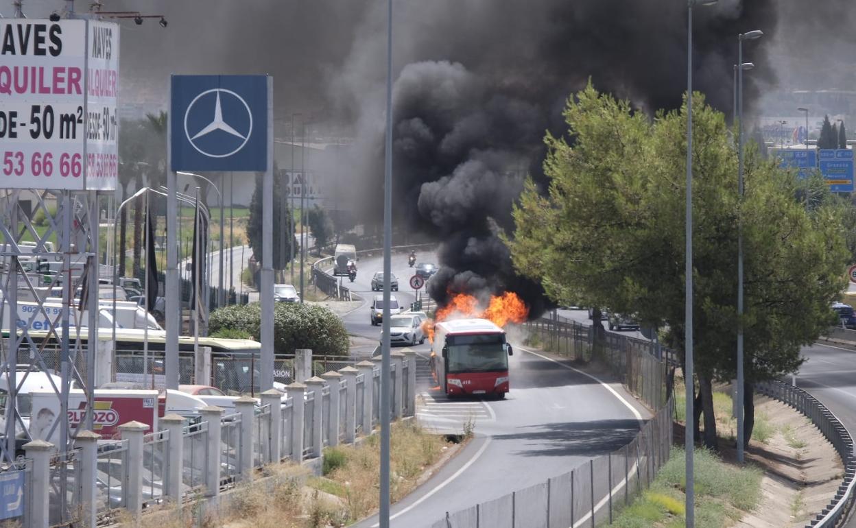Un autobús ardiendo en plena autovía en Granada, visto desde la misma carretera. 