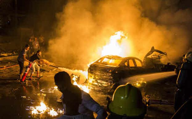 Un vehículo provoca una explosión en El Cairo.