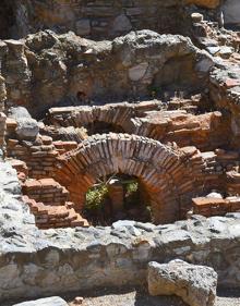 Imagen secundaria 2 - Acueducto en el centro de Almuñécar | Tramo en la barraida de Torrecuevas y termas romanas en el centro de la ciudad alimentadas con el agua del acueducto 