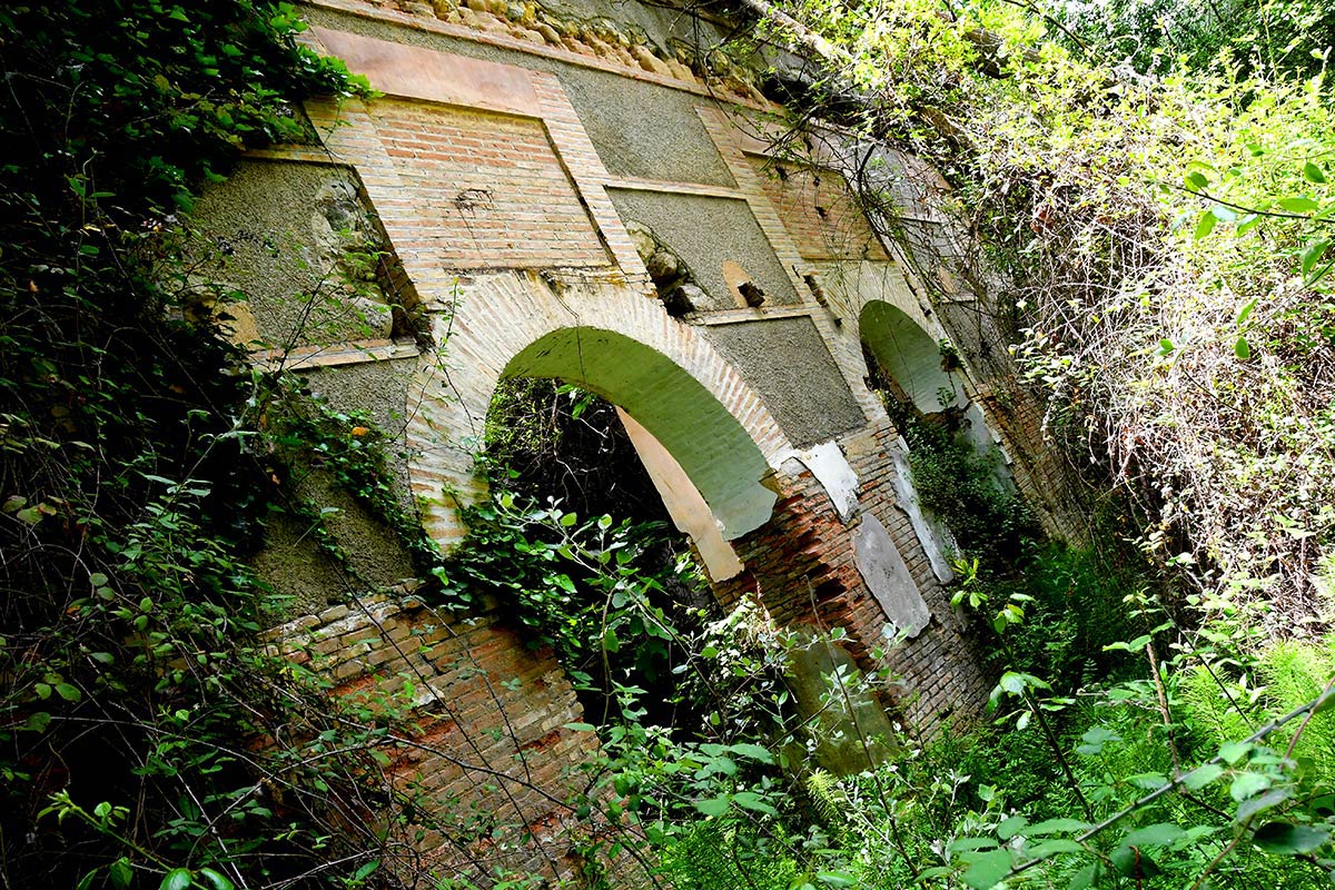ntre Monachil y los Cahorros un sendero abre sus riberas ocultas bajo álamos y saucedas | Un sendero recorre la ribera del río para acceder a los puentes y cerradas de los tajos dolomíticos más frecuentados de Sierra Nevada