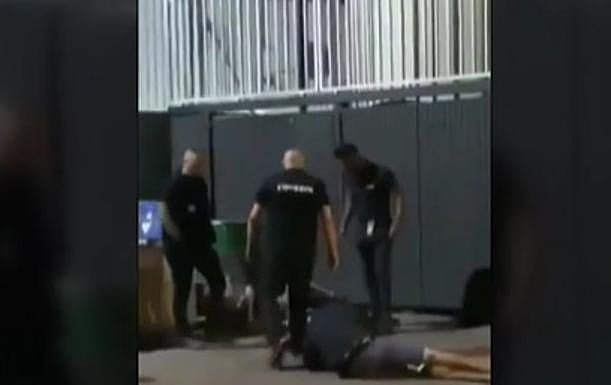 Brutal agresión de tres porteros a dos jóvenes que intentaron colarse en una discoteca