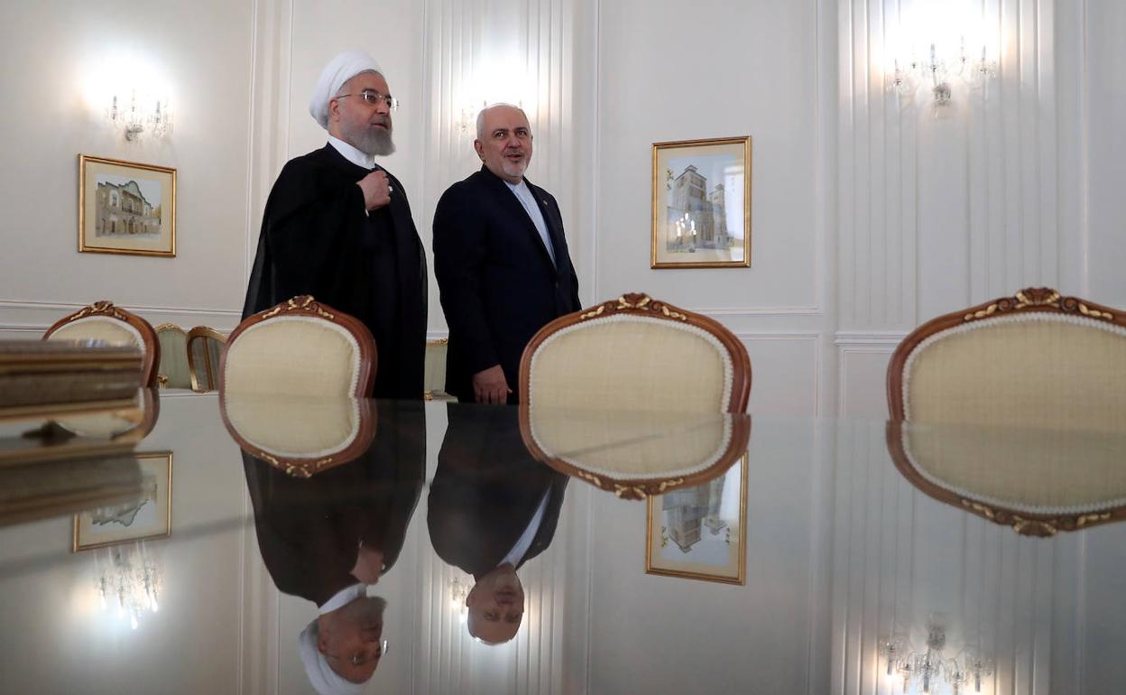 El presidente iraní, Hassan Rouhani, junto a su ministro de Asuntos Exteriores, Mohammad Javad Zarif.
