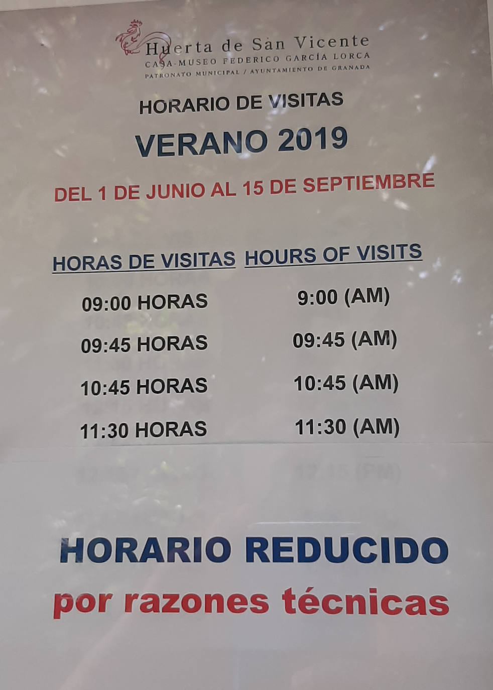 Cartel que informa del horario reducido de verano «por razones técnicas».