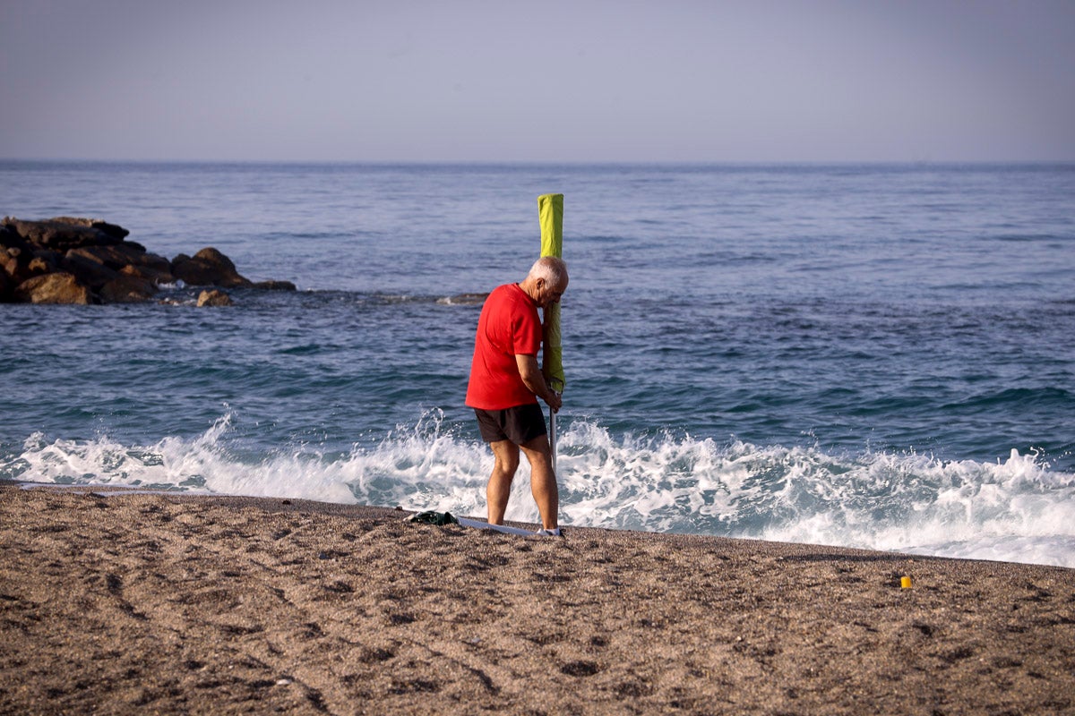 Fotos: Así luce Torrenueva a primera hora: a la caza de un sitio con la sombrilla