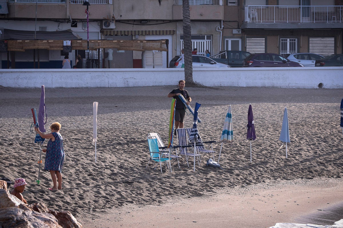 Fotos: Así luce Torrenueva a primera hora: a la caza de un sitio con la sombrilla