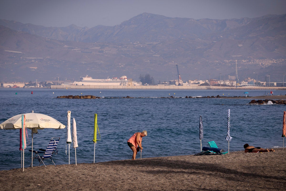 Fotos: Así luce Torrenueva a primera hora: a la caza de un sitio con la sombrilla