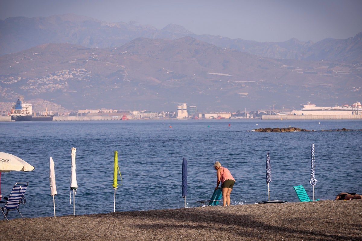 Fotos: Así luce Torrenueva a primera hora: a la caza de un sitio con la sombrilla