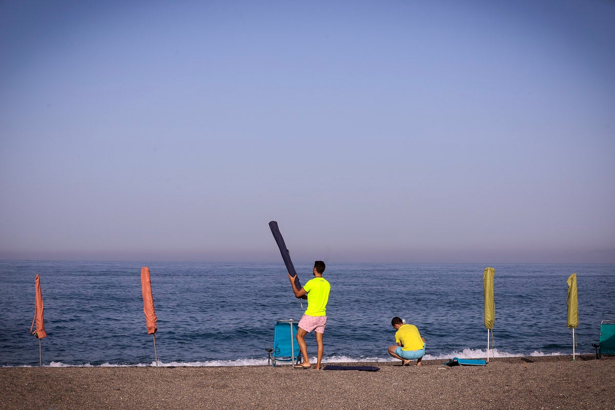 Fotos: Así luce Torrenueva a primera hora: a la caza de un sitio con la sombrilla