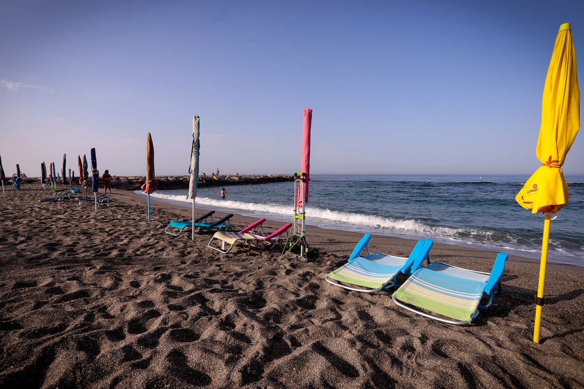 Fotos: Así luce Torrenueva a primera hora: a la caza de un sitio con la sombrilla