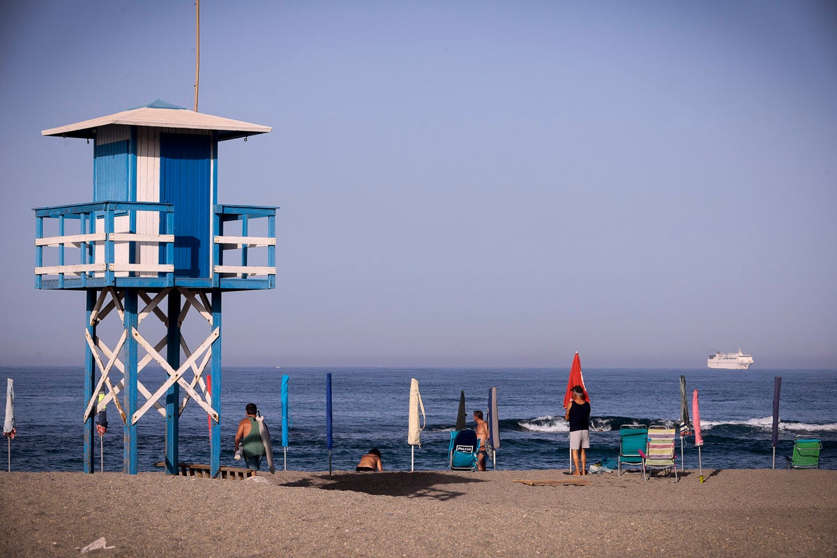 Fotos: Así luce Torrenueva a primera hora: a la caza de un sitio con la sombrilla