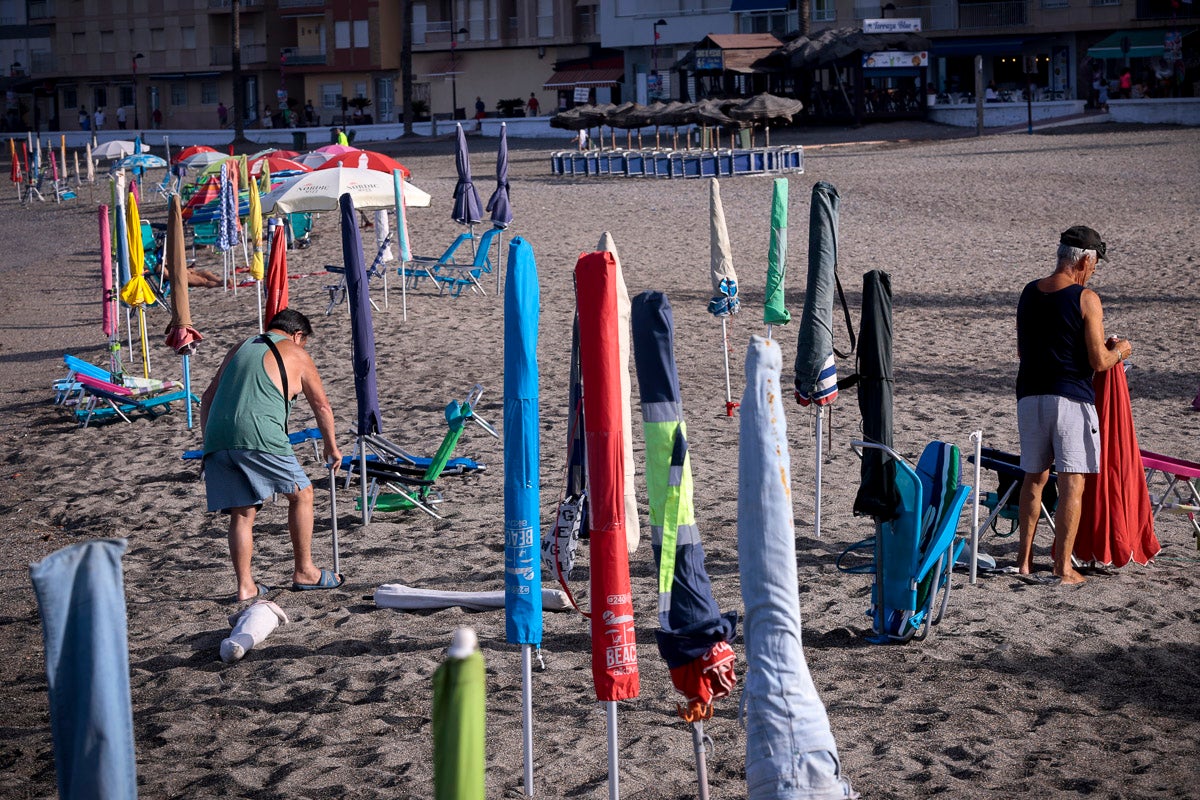 Fotos: Así luce Torrenueva a primera hora: a la caza de un sitio con la sombrilla