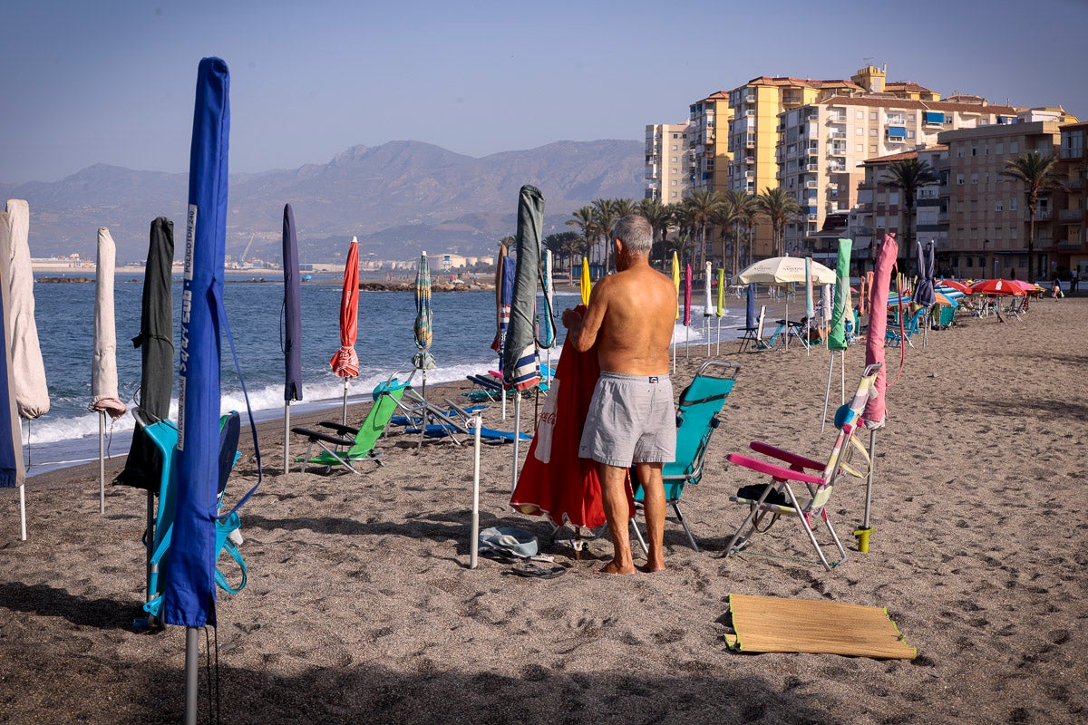 Fotos: Así luce Torrenueva a primera hora: a la caza de un sitio con la sombrilla