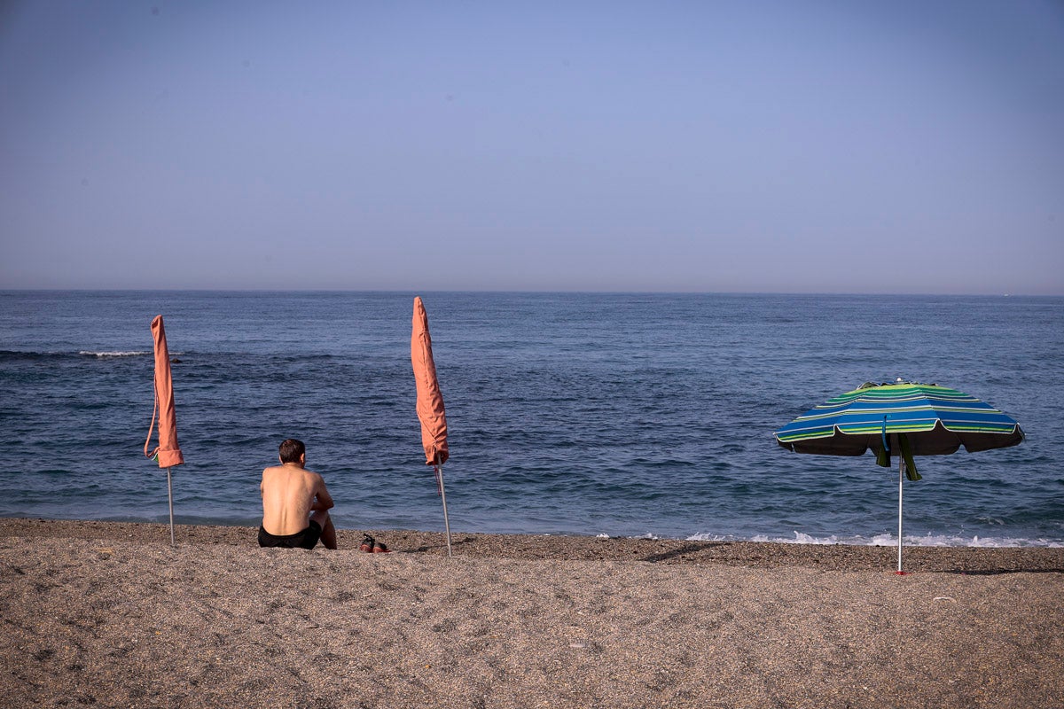 Fotos: Así luce Torrenueva a primera hora: a la caza de un sitio con la sombrilla