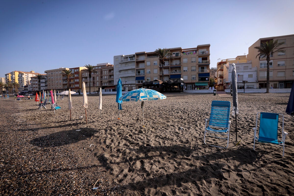 Fotos: Así luce Torrenueva a primera hora: a la caza de un sitio con la sombrilla