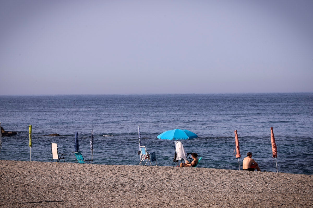 Fotos: Así luce Torrenueva a primera hora: a la caza de un sitio con la sombrilla