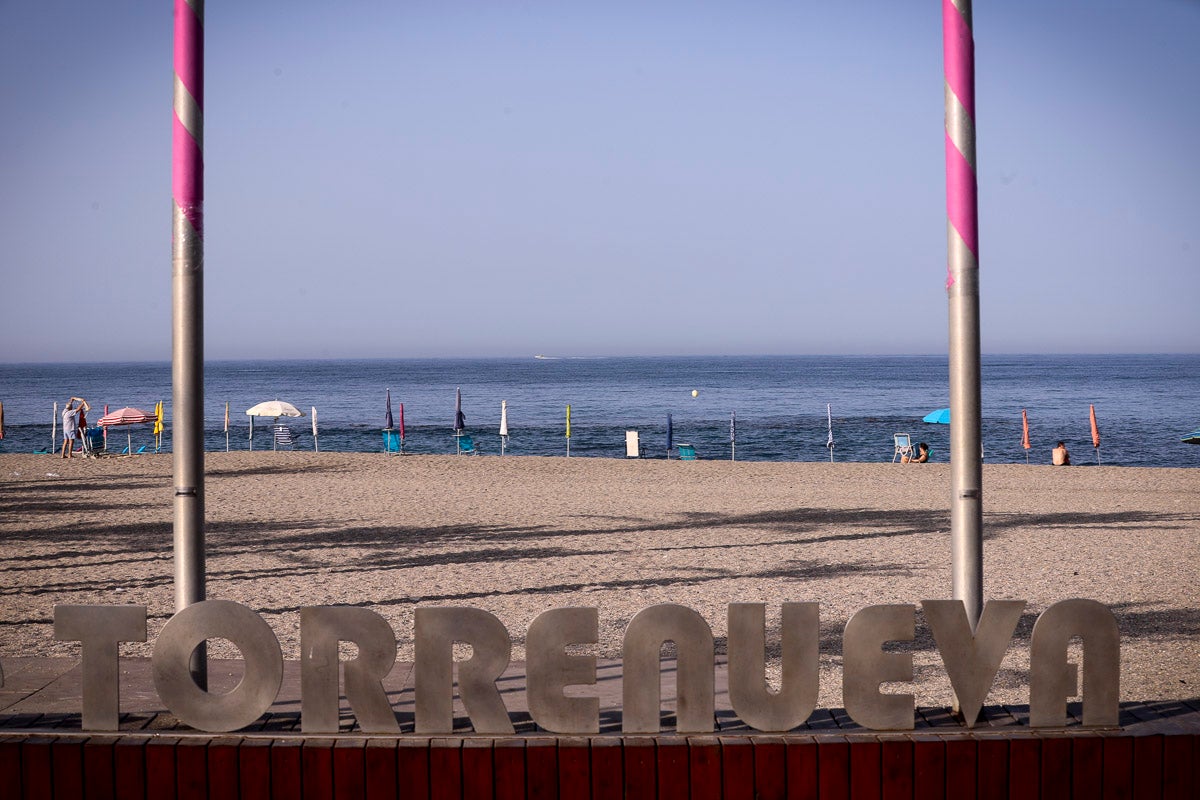 Fotos: Así luce Torrenueva a primera hora: a la caza de un sitio con la sombrilla