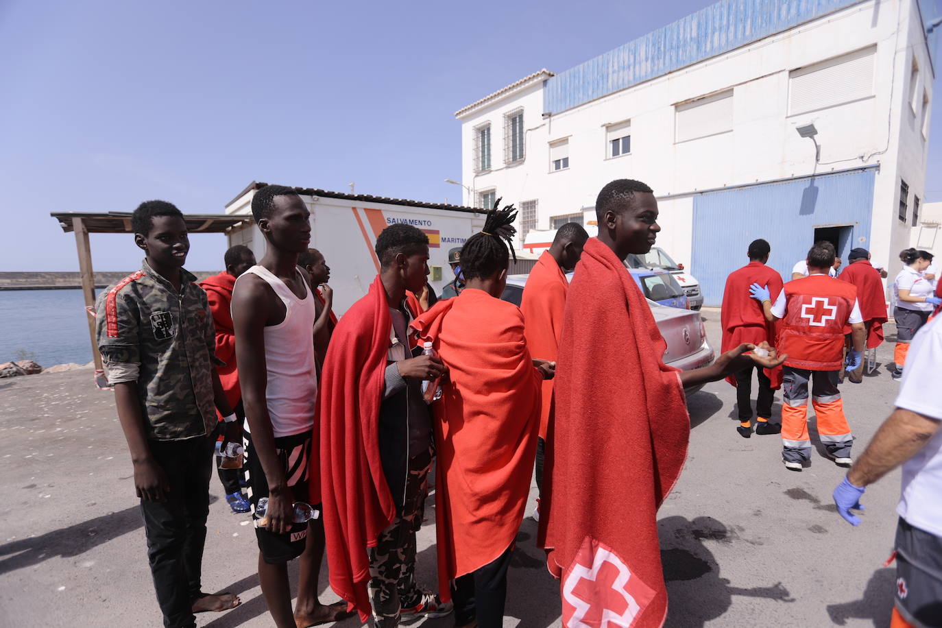 Es la segunda patera que llega a Motril en dos días. El lunes la Guardamar Caliope rescató a otras sesenta personas.