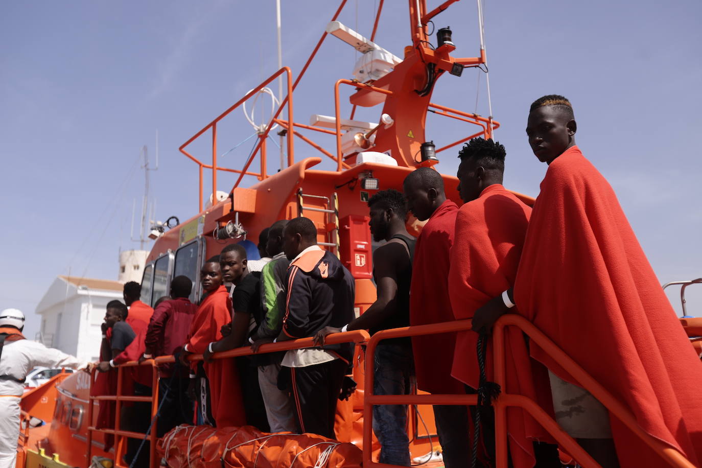 Es la segunda patera que llega a Motril en dos días. El lunes la Guardamar Caliope rescató a otras sesenta personas.