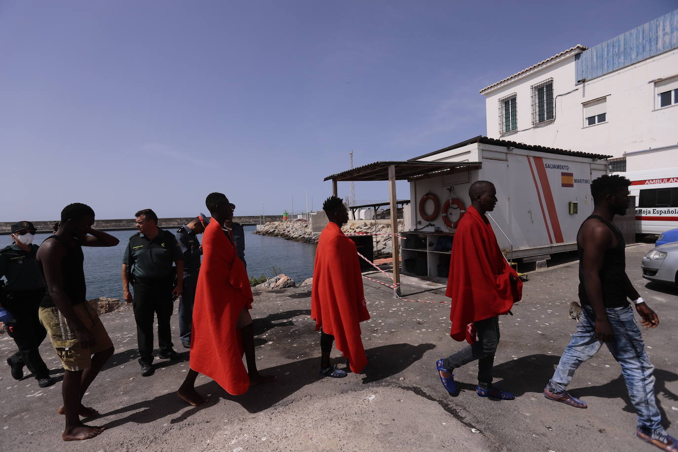 Es la segunda patera que llega a Motril en dos días. El lunes la Guardamar Caliope rescató a otras sesenta personas.